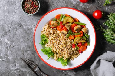 Sebzeli kinoa, Sağlıklı Yemek, Karanlık Arkaplanda Vejetaryen Yemeği