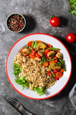 Sebzeli kinoa, Sağlıklı Yemek, Karanlık Arkaplanda Vejetaryen Yemeği