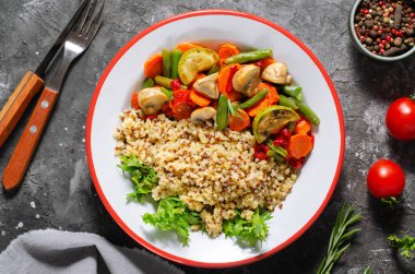 Sebzeli kinoa, Sağlıklı Yemek, Karanlık Arkaplanda Vejetaryen Yemeği