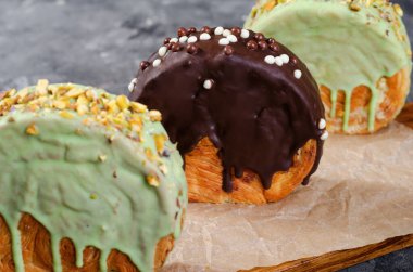 Yuvarlak Kruvasan, New York Roll, Çikolata Şekerli Moda Pastası