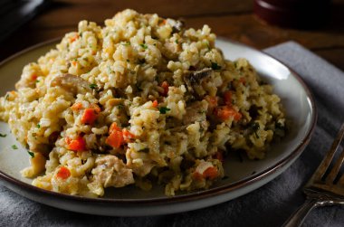 Mantarlı pilav, tavuk ve sebzeler, Risotto, Rahatlatıcı Yemek, Koyu Kırsal Arka plan Sağlıklı Yemek