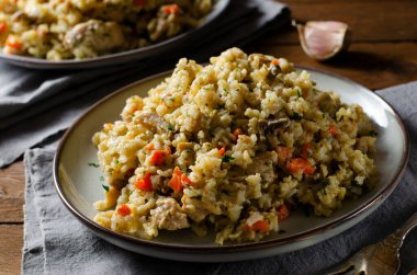 Mantarlı pilav, tavuk ve sebzeler, Risotto, Rahatlatıcı Yemek, Koyu Kırsal Arka plan Sağlıklı Yemek