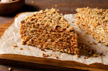 Yoğunlaştırılmış süt ve fındıklı waffle, Tahta Arkaplanda Lezzetli Katmanlı Kek