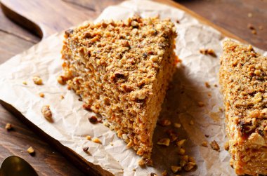 Yoğunlaştırılmış süt ve fındıklı waffle, Tahta Arkaplanda Lezzetli Katmanlı Kek