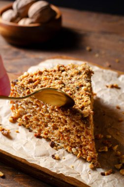 Yoğunlaştırılmış süt ve fındıklı waffle, Tahta Arkaplanda Lezzetli Katmanlı Kek