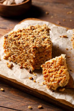 Yoğunlaştırılmış süt ve fındıklı waffle, Tahta Arkaplanda Lezzetli Katmanlı Kek