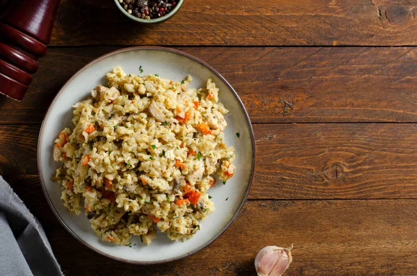Ρύζι Μανιτάρια Κοτόπουλο Και Λαχανικά Ριζότο Comfort Food Υγιεινό Γεύμα — Φωτογραφία Αρχείου