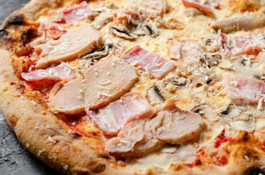 Donmuş Tavuk Mantarlı Pizza, Koyu Arkaplanda, Fırında Pizza Pişirmeye Hazır