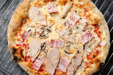 Donmuş Tavuk Mantarlı Pizza, Koyu Arkaplanda, Fırında Pizza Pişirmeye Hazır