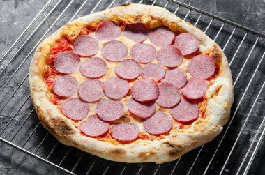 Donmuş Pepperoni Pizza Kara Arkaplanda, Fırında Pizza Pişirmeye Hazır