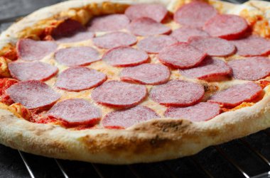 Donmuş Pepperoni Pizza Kara Arkaplanda, Fırında Pizza Pişirmeye Hazır