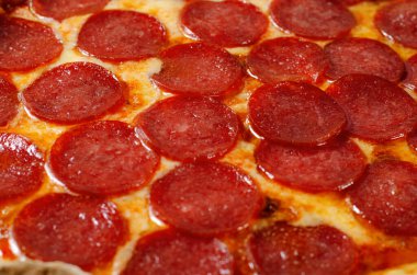 Mozzarella peynirli biberli pizza, salam, domates sosu, fırınlanmış pizza.