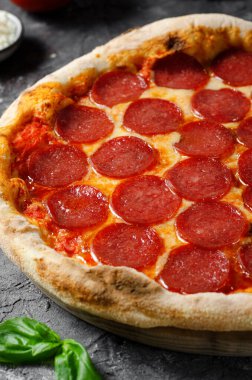 Mozzarella peynirli biberli pizza, salam, domates sosu, fırınlanmış pizza.