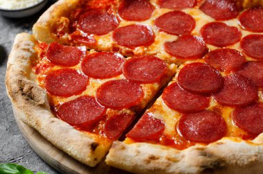 Mozzarella peynirli biberli pizza, salam, domates sosu, fırınlanmış pizza.