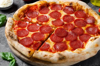 Mozzarella peynirli biberli pizza, salam, domates sosu, fırınlanmış pizza.