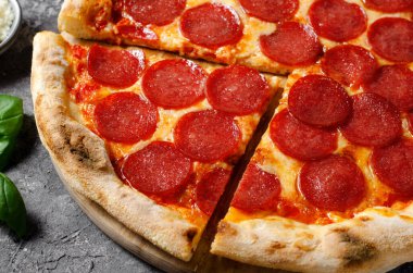 Mozzarella peynirli biberli pizza, salam, domates sosu, fırınlanmış pizza.