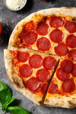 Mozzarella peynirli biberli pizza, salam, domates sosu, fırınlanmış pizza.