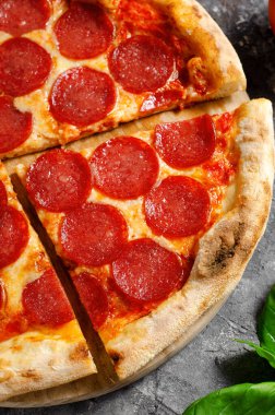 Mozzarella peynirli biberli pizza, salam, domates sosu, fırınlanmış pizza.