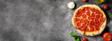 Mozzarella peynirli biberli pizza, salam, domates sosu, fırınlanmış pizza.