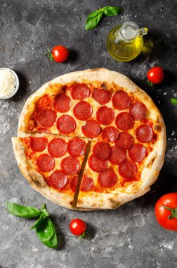 Mozzarella peynirli biberli pizza, salam, domates sosu, fırınlanmış pizza.