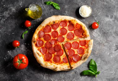 Mozzarella peynirli biberli pizza, salam, domates sosu, fırınlanmış pizza.