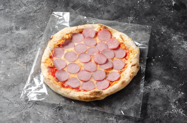 Mrożone Pizza Pepperoni Czarnym Tle Pieczona Pizzy Kamiennej Gotowy Pieczenia — Zdjęcie stockowe