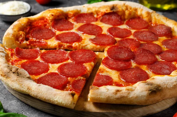 Pepperoni Pizza Mozzarella Cheese Salami Tomato Sauce Stone Baked Pizza — Stock Photo, Image