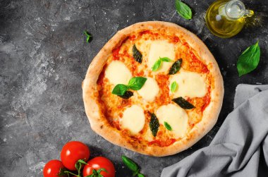 Mozzarella ve Basil Leaves 'le İtalyan Pizza Margherita Karanlık Arkaplanda, Taze Pişmiş Pizza