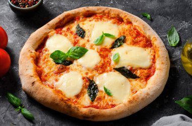 Mozzarella ve Basil Leaves 'le İtalyan Pizza Margherita Karanlık Arkaplanda, Taze Pişmiş Pizza