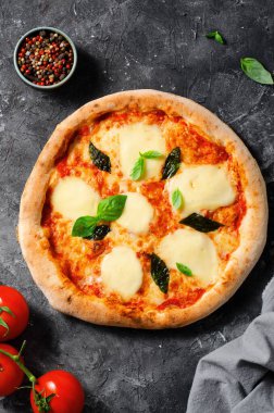 Mozzarella ve Basil Leaves 'le İtalyan Pizza Margherita Karanlık Arkaplanda, Taze Pişmiş Pizza