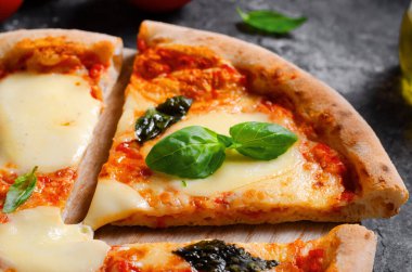 Mozzarella ve Basil Leaves 'le İtalyan Pizza Margherita Karanlık Arkaplanda, Taze Pişmiş Pizza