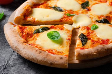 Mozzarella ve Basil Leaves 'le İtalyan Pizza Margherita Karanlık Arkaplanda, Taze Pişmiş Pizza