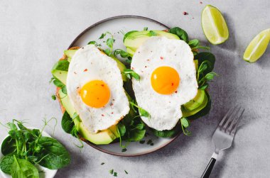 Kızarmış yumurtalı Avokado Sandviçi, Sağlıklı Kahvaltı veya Parlak Arkaplanda Atıştırmalık