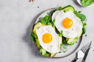 Kızarmış yumurtalı Avokado Sandviçi, Sağlıklı Kahvaltı veya Parlak Arkaplanda Atıştırmalık