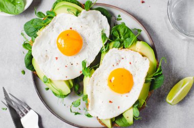 Kızarmış yumurtalı Avokado Sandviçi, Sağlıklı Kahvaltı veya Parlak Arkaplanda Atıştırmalık