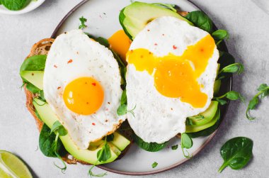 Kızarmış yumurtalı Avokado Sandviçi, Sağlıklı Kahvaltı veya Parlak Arkaplanda Atıştırmalık
