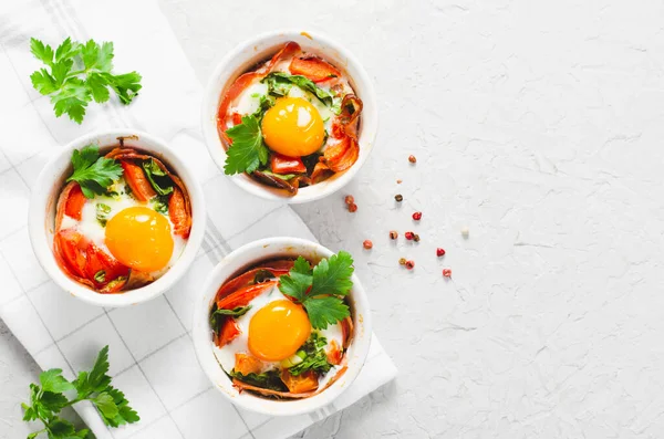 Bacon Domates Ispanak Şifalı Yumurta Parlak Arkaplanda Sağlıklı Kırsal Kahvaltı — Stok fotoğraf