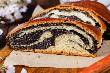 Gelincik Tohumu Keki, Geleneksel Kırsal Kek Tahta Paskalya Masasında