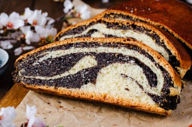 Gelincik Tohumu Keki, Geleneksel Kırsal Kek Tahta Paskalya Masasında