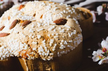 Kolombiya, İtalyan Paskalya Güvercini Pastası Ahşap Kırsal Arkaplanda