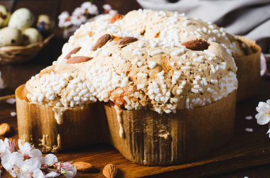 Kolombiya, İtalyan Paskalya Güvercini Pastası Ahşap Kırsal Arkaplanda
