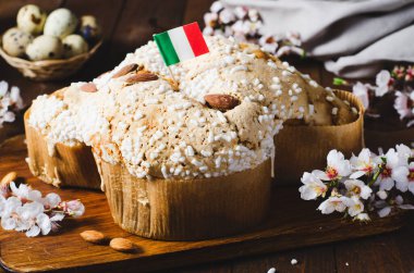 Kolombiya, İtalyan Paskalya Güvercini Pastası Ahşap Kırsal Arkaplanda