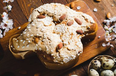 Kolombiya, İtalyan Paskalya Güvercini Pastası Ahşap Kırsal Arkaplanda