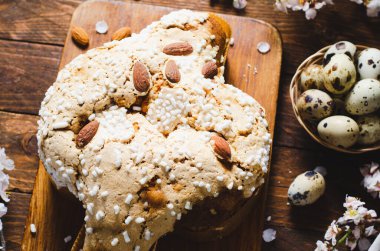Kolombiya, İtalyan Paskalya Güvercini Pastası Ahşap Kırsal Arkaplanda
