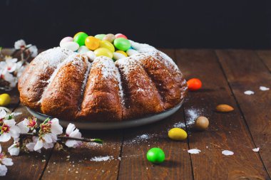 Paskalya Pastası, geleneksel Pasta Şekerli Yumurtalarla süslenmiş Tahta Arkaplanda