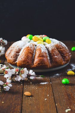 Paskalya Pastası, geleneksel Pasta Şekerli Yumurtalarla süslenmiş Tahta Arkaplanda