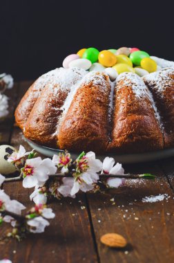 Paskalya Pastası, geleneksel Pasta Şekerli Yumurtalarla süslenmiş Tahta Arkaplanda