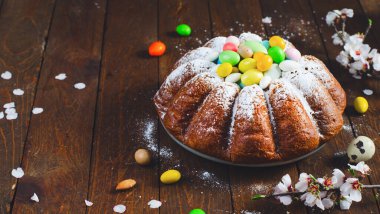 Paskalya Pastası, geleneksel Pasta Şekerli Yumurtalarla süslenmiş Tahta Arkaplanda