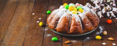 Paskalya Pastası, geleneksel Pasta Şekerli Yumurtalarla süslenmiş Tahta Arkaplanda