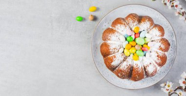 Paskalya Keki, Parlak Gri Arkaplanda Şekerli Yumurtalarla süslenmiş Geleneksel Pasta